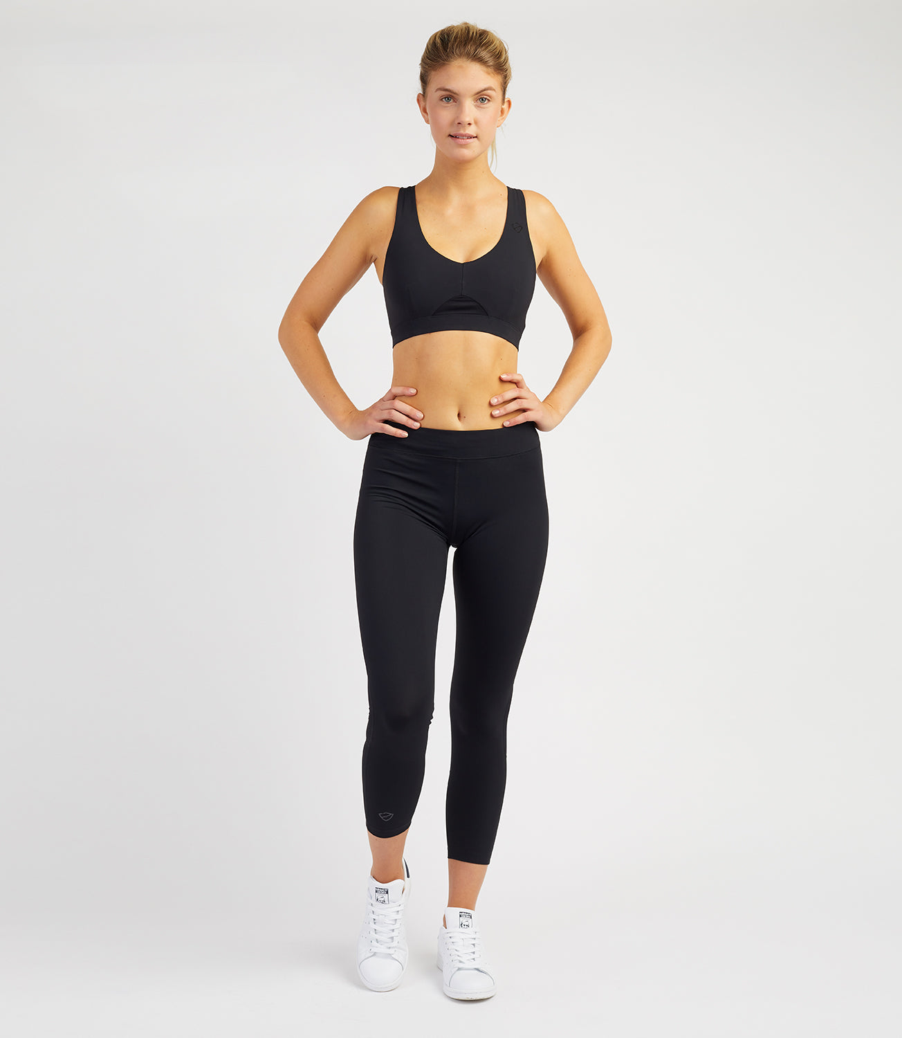 Sports Bra Black Seamless for Tennis and Running - PlayBrave Sports UK