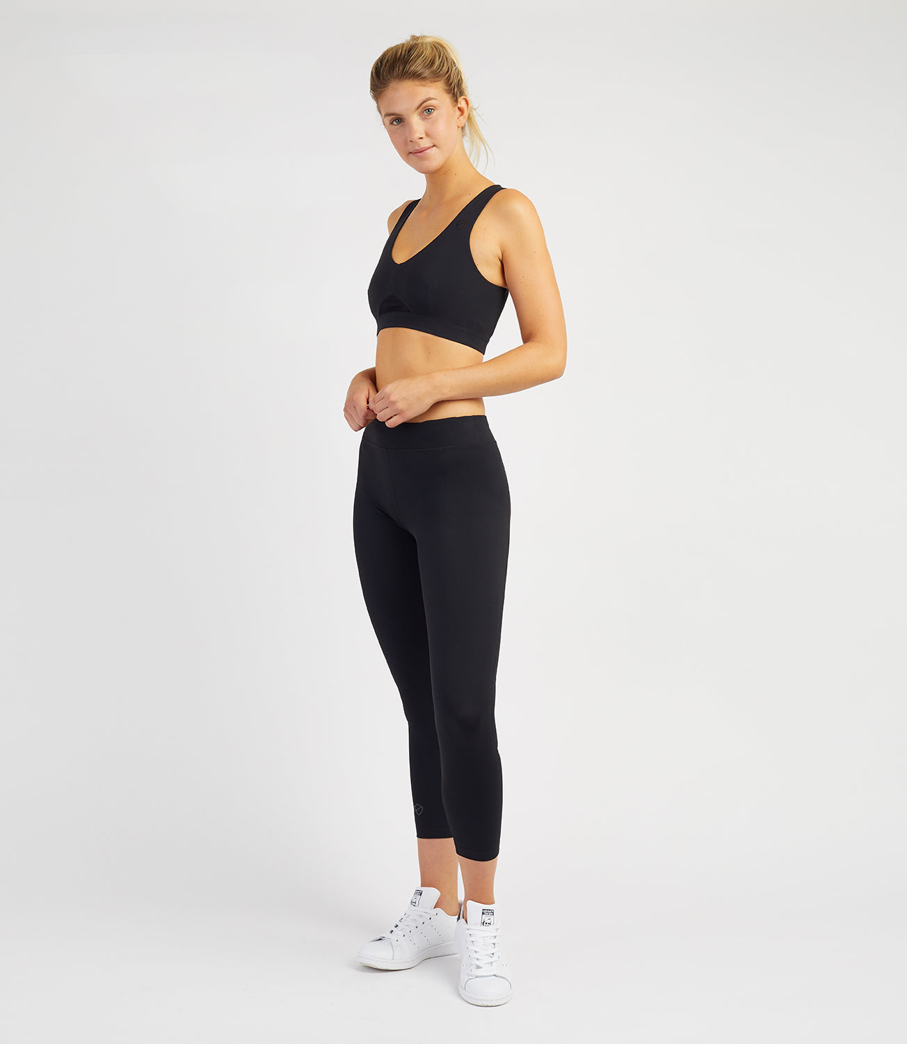 Black Sports Bra Seamless for Tennis and Running - PlayBrave Sports UK
